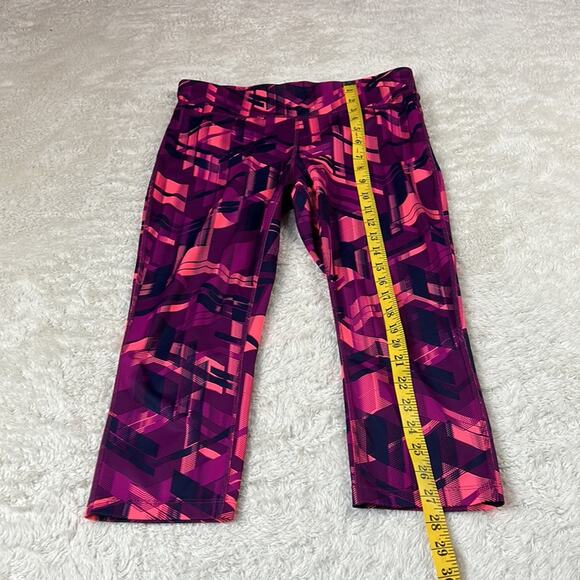 Xersion pink and purple patterned fitted work out legging capri pants, med - Picture 4 of 11